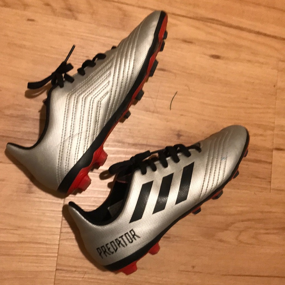 Boys adidas predator soccer cleats Sz 3.5 great condition